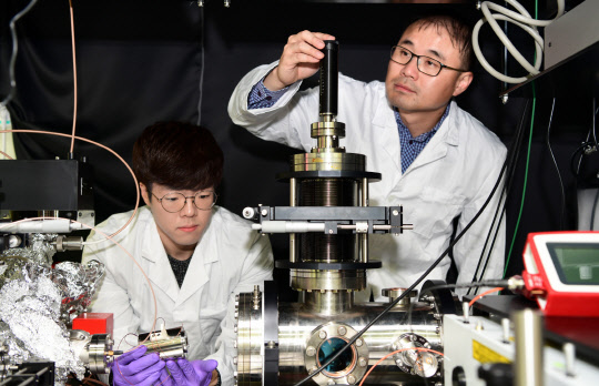 표준연 연구진이 전자현미경, 이온현미경 등에 필수적으로 쓰이는 '에너지 분석기'에 실험을 수행하고 있다.  표준연 제공